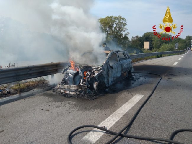 auto-a-fuoco-montecosaro-2-650x488