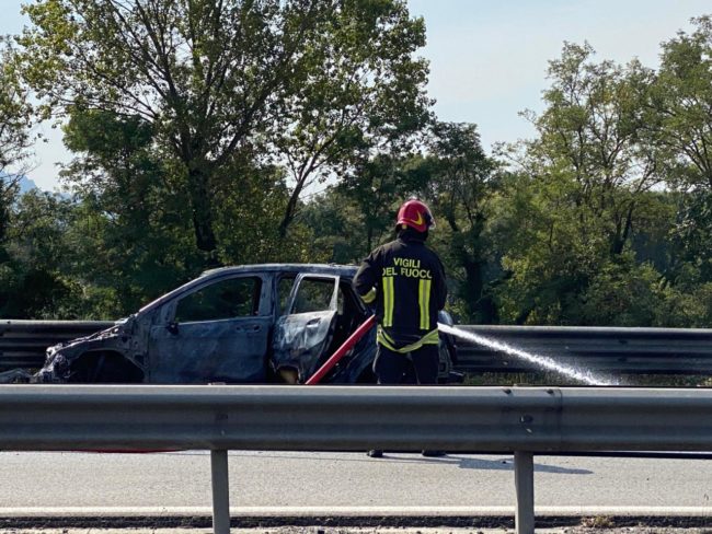 auto-a-fuoco-montecosaro1-650x488