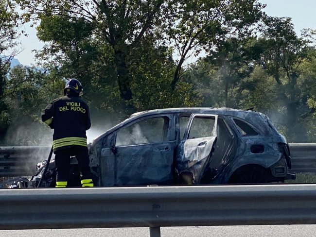 auto-a-fuoco-superstrada