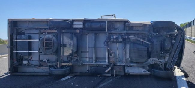 camper-ribaltato-a14-1-e1598974534880-650x295