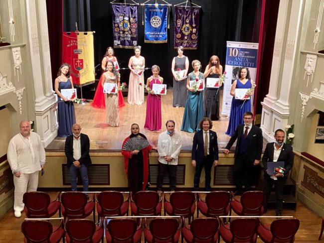 finaliste-e-giuria-a-teatro