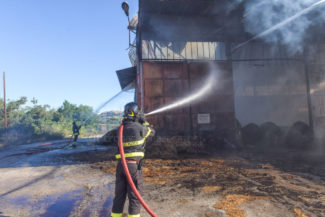 incendio-cappannone-montecosaro-vdf-FDM-6-325x217
