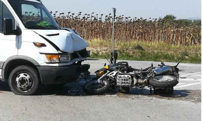 incidente-recanati-furgone-moto-padre-figlio-2-650x386
