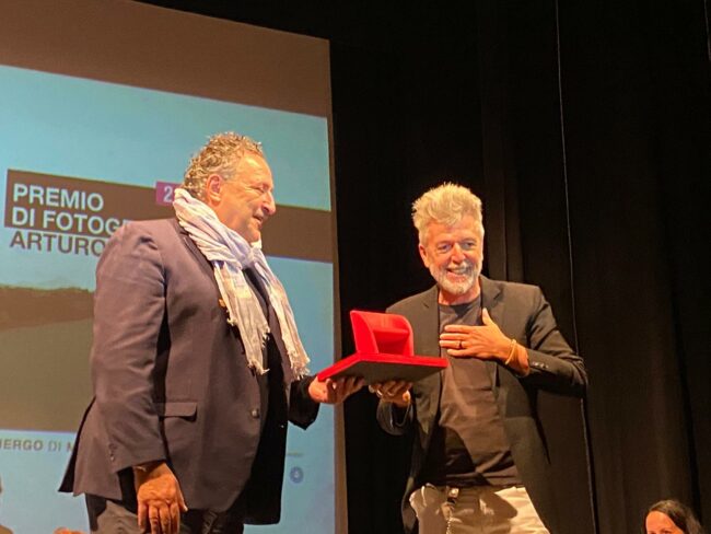 maurizio-galimberti-consegna-il-premio-ghergo-a-thorimbert