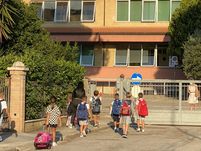 primo-giorno-di-scuola-via-tacito-civitanova-2-650x488