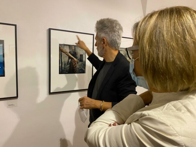 toni-thorimbert-guida-la-sindaca-barbieri-nella-mostra