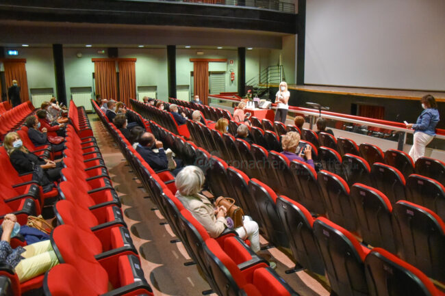 associazione-art-consegna-premio-a-egle-gazzani-civitanova-FDM-1-650x433
