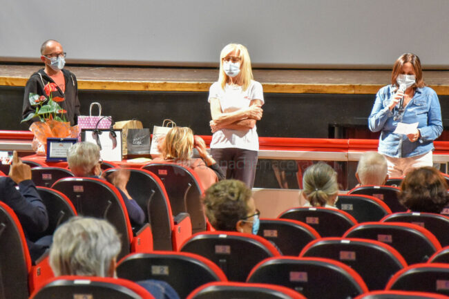 associazione-art-consegna-premio-a-egle-gazzani-civitanova-FDM-2-650x433