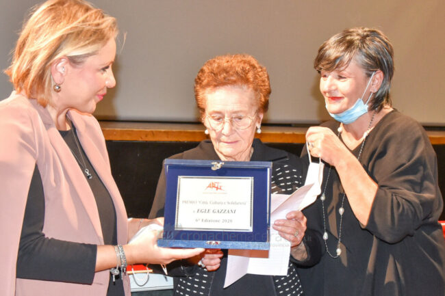 associazione-art-consegna-premio-a-egle-gazzani-civitanova-FDM-3-650x433