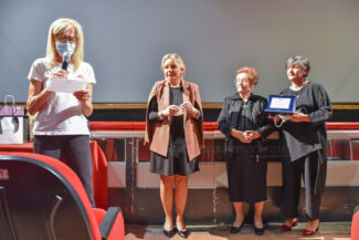associazione-art-consegna-premio-a-egle-gazzani-civitanova-FDM-4-325x217