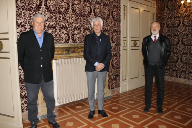 Incontro-Sindaco-con-direttore-Medico-Di-falco-e-dott.-Ripa-2-650x433