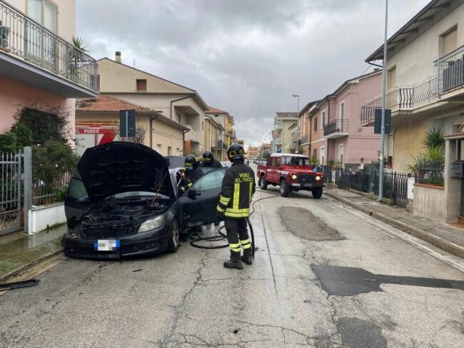 auto-a-fuoco-civitanova-1-650x488