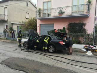 auto-a-fuoco-civitanova-via-adua