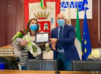 il-saluto-alla-segretaria-comunale-Alessandra-Secondari.jpg-2-325x239