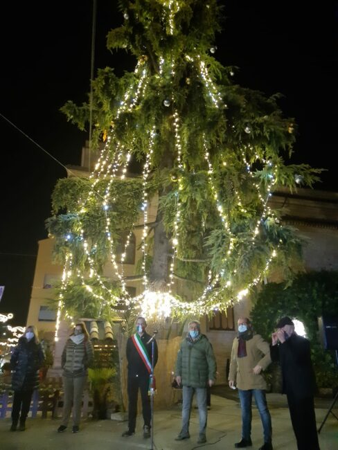 ACCENSIONE_ALBERO_PRESEPE_VILLA_POTENZA-2-1-488x650