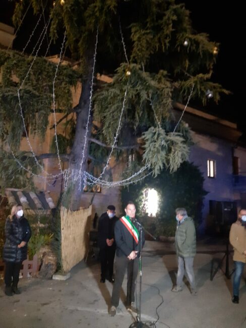 ACCENSIONE_ALBERO_PRESEPE_VILLA_POTENZA-4-488x650