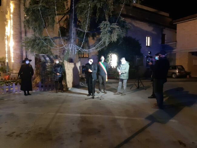 ACCENSIONE_ALBERO_PRESEPE_VILLA_POTENZA-7-650x488