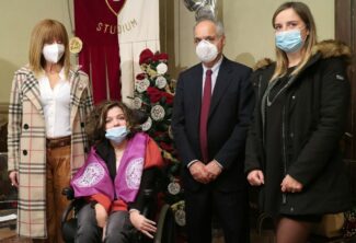 Chiara-Angelini-con-la-mamma-il-rettore-e-la-tutor