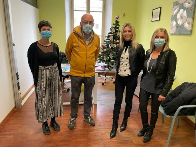 Consegna-gift-card-Pro-Loco-Macerata-in-Comune