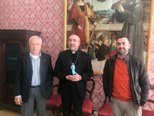 Consegna-statuina-Presepe_Macerata-infermiera-leonori-marconi-1-650x488