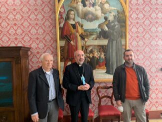 Consegna-statuina-Presepe_Macerata-infermiera-leonori-marconi-2-325x244