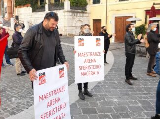 FOTO-SAURO-TARTARI-alla-manifestazione-di-Ancona-del-30-ottobre-e1609068973231-325x243