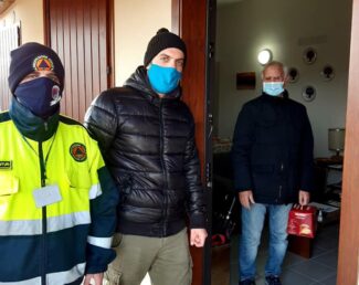 Il-consigliere-comunale-Riccardo-Pennesi-consegna-i-panettoni-insieme-alla-Protezione-civile-e1608715920685-325x258