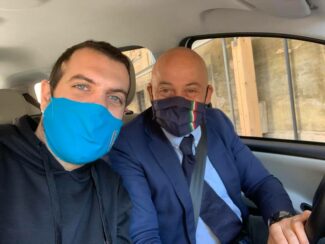 Il-consigliere-comunale-Riccardo-Pennesi-insieme-al-sindaco-Sandro-Sborgia