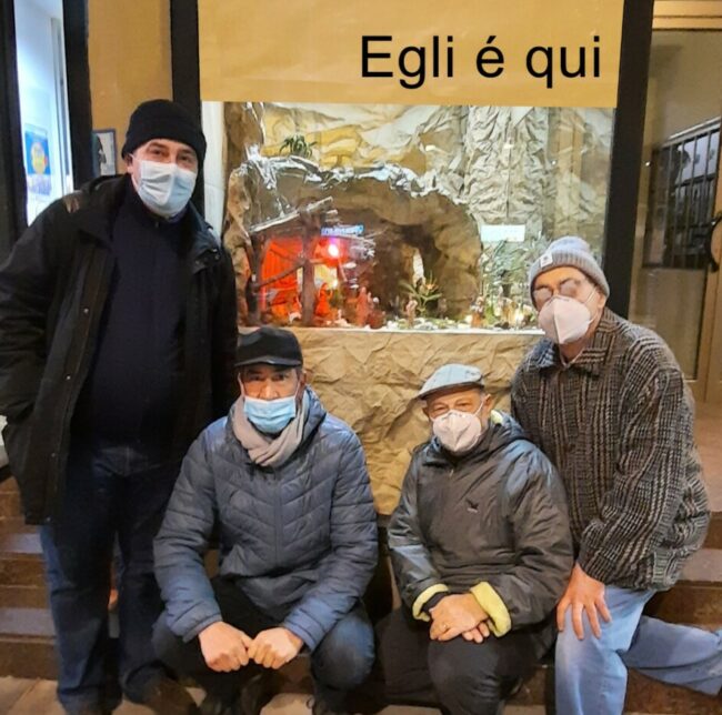 Il-parroco-don-Mario-Colabianchi-e-i-tre-autori-del-Presepio-di-corso-Umberto-e1608731342174-650x644