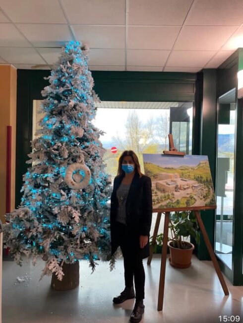 La-vice-sindaco-Lucia-Jajani-accanto-allalbero-allospedale