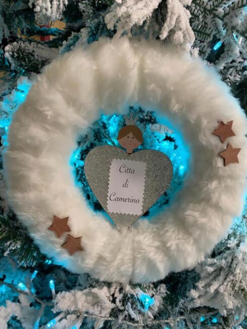 La-vice-sindaco-Lucia-Jajani-accanto-allalbero-allospedale.jpg-1-489x650