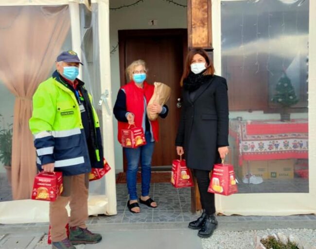 La-vice-sindaco-Lucia-Jajani-consegna-i-panettoni-insieme-alla-Protezione-Civile-e1608715879799-650x513