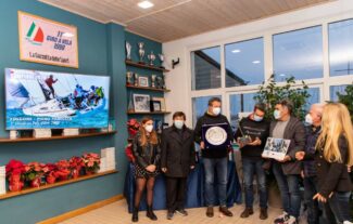 Piero-Paniccia-al-centro-premiato-dal-direttivo-del-CVP-per-il-Palo-dOro