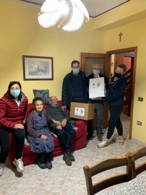 consegna-del-primo-pacco-alla-famigli-Silla