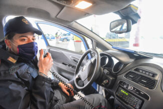 controlli-spostamenti-covid-polstrada-polizia-stradale-superstrada-civitanova-FDM-9-325x217