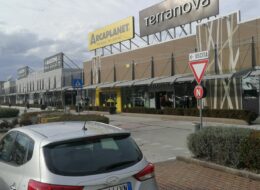 Prende tv da 55 pollici ed esce:  bloccata 29enne, in fuga il complice