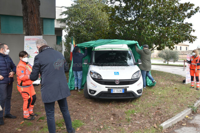 donazione-nuovo-mezzo-croce-verde-civitanova-FDM-2-650x433