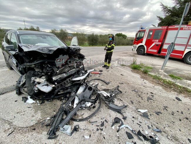 incidente-recanati-regina-auto-tir-3--650x488