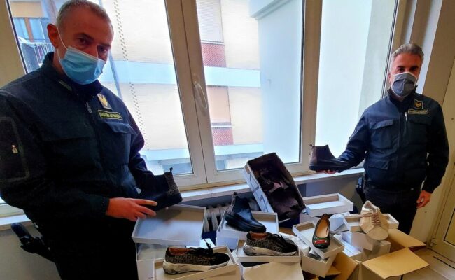Scarpe contraffatte di griffe del lusso in vendita al mercato settimanale:  blitz della finanza, due denunce | Cronache Maceratesi