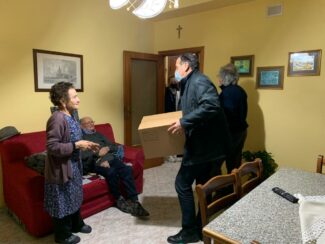 sindaco-consegna-primo-pacco-alla-signora-Silla