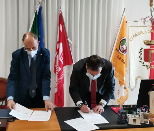 Sindaco-ciabocco-e-Rettore-pettinari-firma-Protocollo-1-650x551