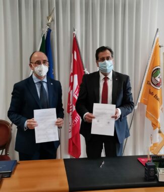 Sindaco-ciabocco-e-Rettore-pettinari-firma-Protocollo1-325x381
