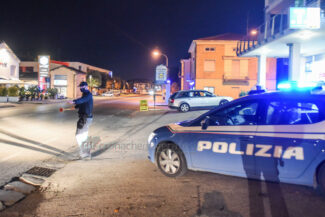 controlli-polizia-coprifuoco-statale-adriatica-civitanova-FDM-1-325x217