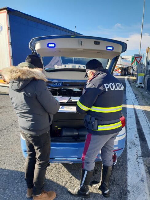 controlli-polizia-stradale-casello-a14-autostrada-civitanova-1-488x650