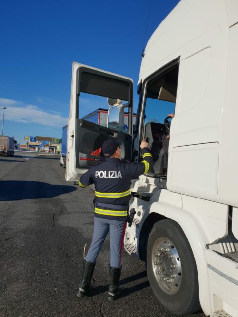 controlli-polizia-stradale-casello-a14-autostrada-civitanova-2-488x650