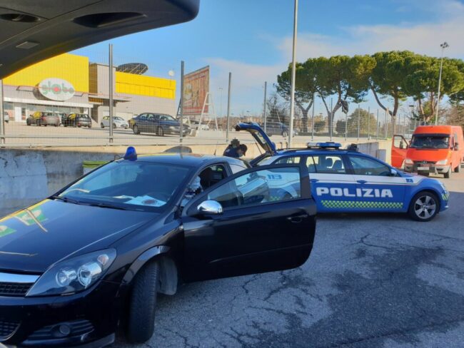 controlli-polizia-stradale-casello-a14-autostrada-civitanova-3-650x488