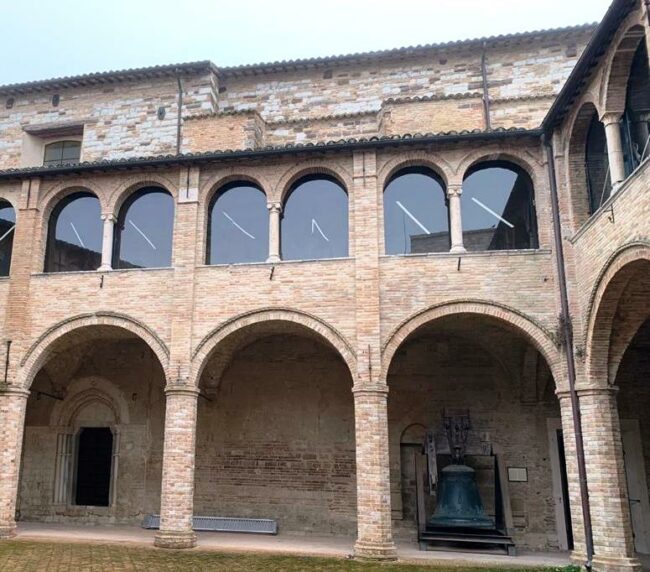 chiostro-castello-del-monte-san-severino