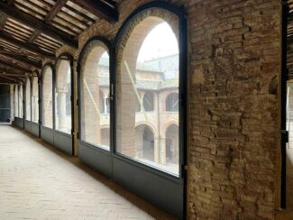 chiostro-castello-del-monte-san-severino1-325x244