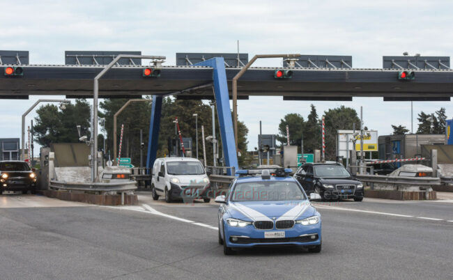 controlli-uscita-autosatrada-casello-a14-polizia-stradale-polstrada-civitanova-FDM-1-650x402