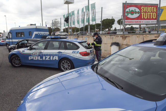 controlli-uscita-autosatrada-casello-a14-polizia-stradale-polstrada-civitanova-FDM-10-650x434